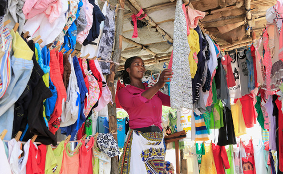 Eksporten av brukte klær til Afrika er viktig for fattigdomsbekjempelsen